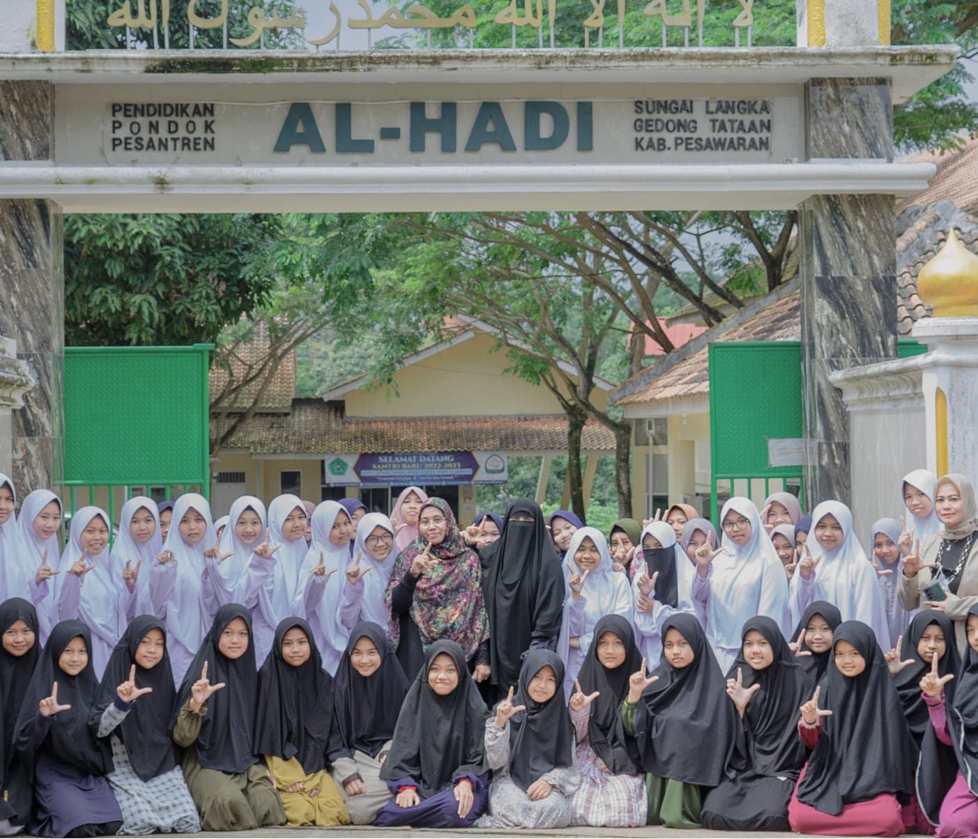 Foto Bersama Putri Pondok Pesantren Al-Hadi